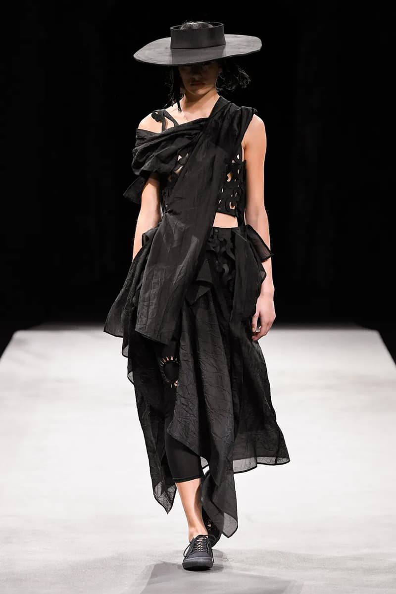 ヨウジヤマモト 2023年春夏コレクション Yohji Yamamoto’s Tattered Elegance Set a Halfway Mark for Paris’ SS23 Collections