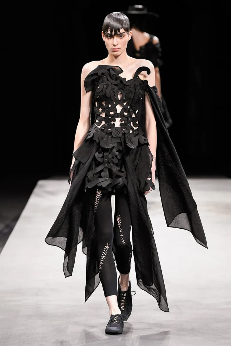 ヨウジヤマモト 2023年春夏コレクション Yohji Yamamoto’s Tattered Elegance Set a Halfway Mark for Paris’ SS23 Collections