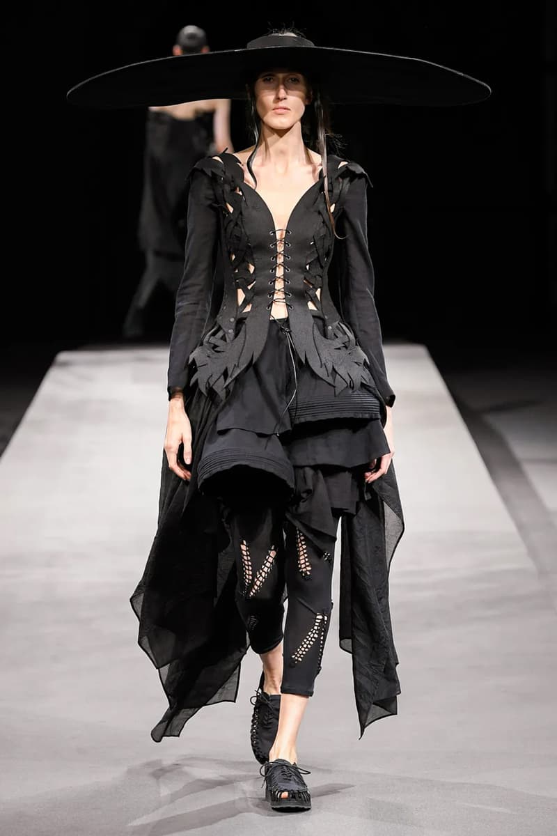 ヨウジヤマモト 2023年春夏コレクション Yohji Yamamoto’s Tattered Elegance Set a Halfway Mark for Paris’ SS23 Collections