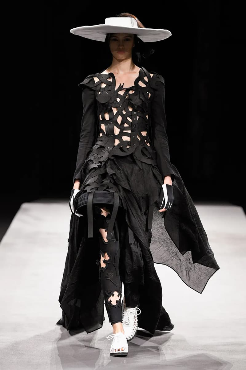 ヨウジヤマモト 2023年春夏コレクション Yohji Yamamoto’s Tattered Elegance Set a Halfway Mark for Paris’ SS23 Collections