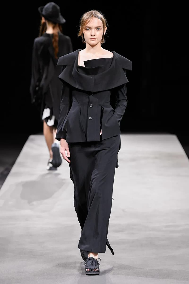 ヨウジヤマモト 2023年春夏コレクション Yohji Yamamoto’s Tattered Elegance Set a Halfway Mark for Paris’ SS23 Collections