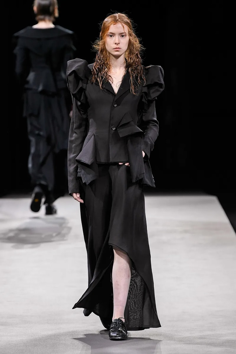 ヨウジヤマモト 2023年春夏コレクション Yohji Yamamoto’s Tattered Elegance Set a Halfway Mark for Paris’ SS23 Collections