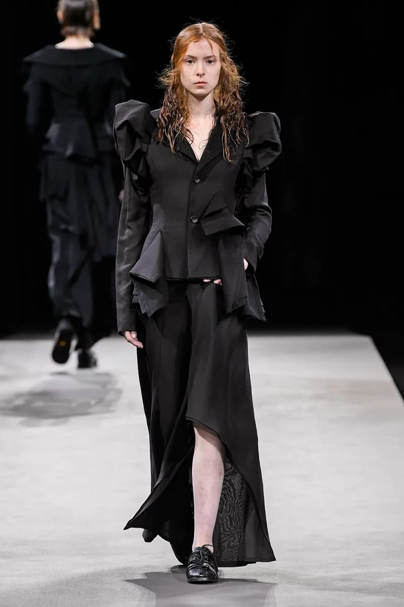 ヨウジヤマモト 2023年春夏コレクション Yohji Yamamoto’s Tattered Elegance Set a Halfway Mark for Paris’ SS23 Collections