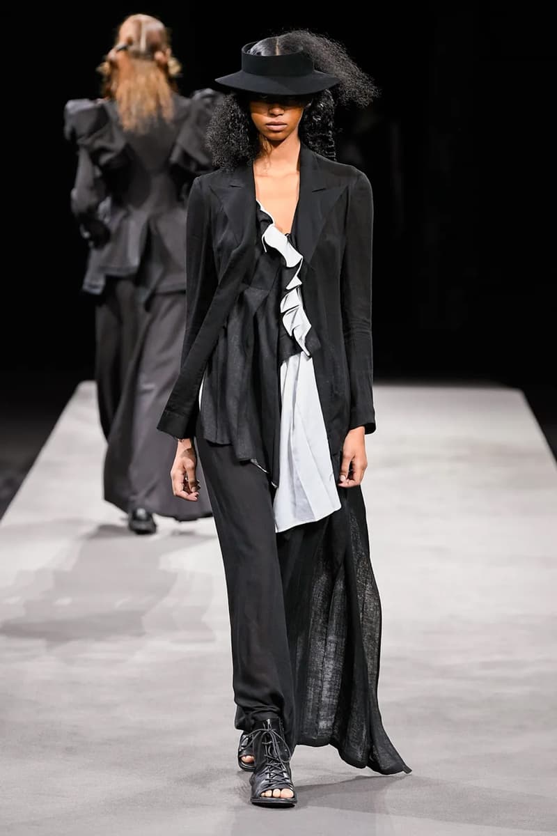 ヨウジヤマモト 2023年春夏コレクション Yohji Yamamoto’s Tattered Elegance Set a Halfway Mark for Paris’ SS23 Collections