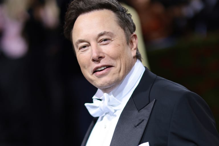 イーロン・マスクによる Twitter スタッフの人員半減計画が実行間近か