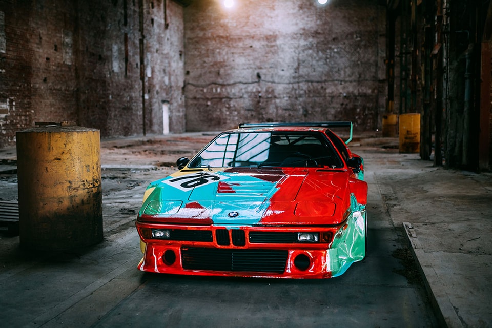 アンディウォーホルのBMWアートカーに気候変動活動家が小麦粉を撒く 