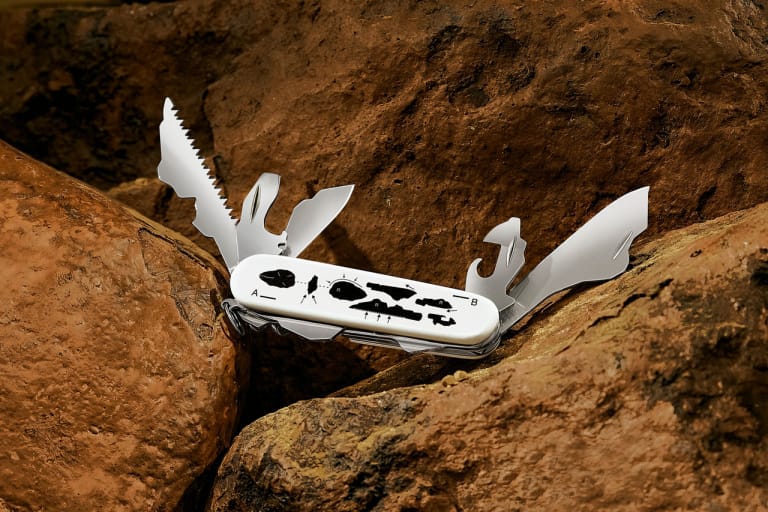 Off-White™ が別注デザインした Victorinox スイスアーミーナイフをリリース