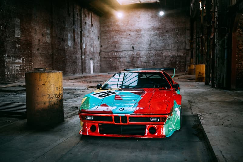 アンディウォーホルのBMWアートカーに気候変動活動家が小麦粉を撒く　Climate change activists spray flour on Andy Warhol's BMW art car.