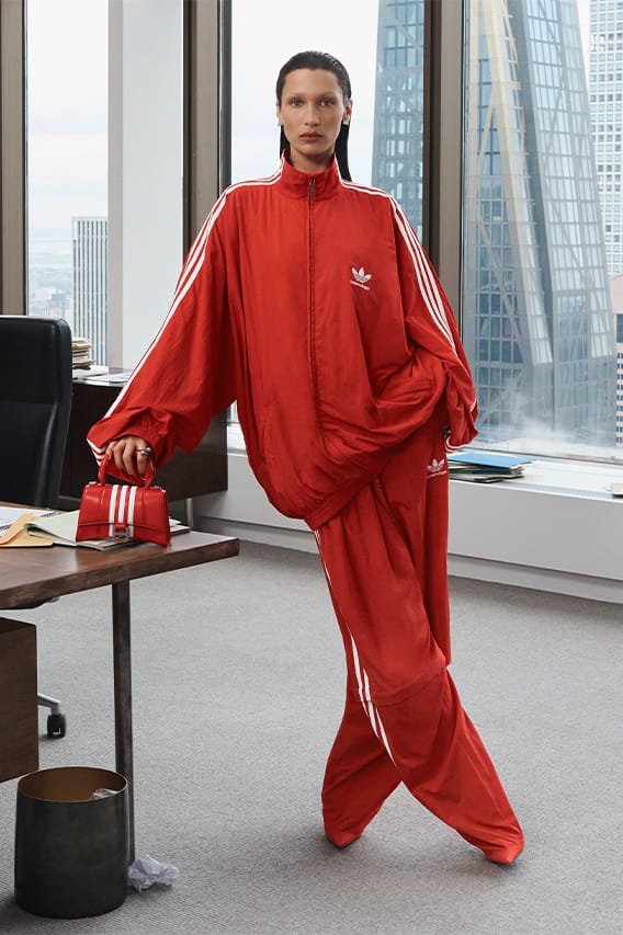 BALENCIAGA バレンシアガ 23AW×アディダス フロントロゴ刺繍 半袖Tシャツ ブラック/レッド/ホワイト 712401 BALENCIAGA バレンシアガ 23SS 731769 TNVA6 × ADIDAS アディダス ロゴ