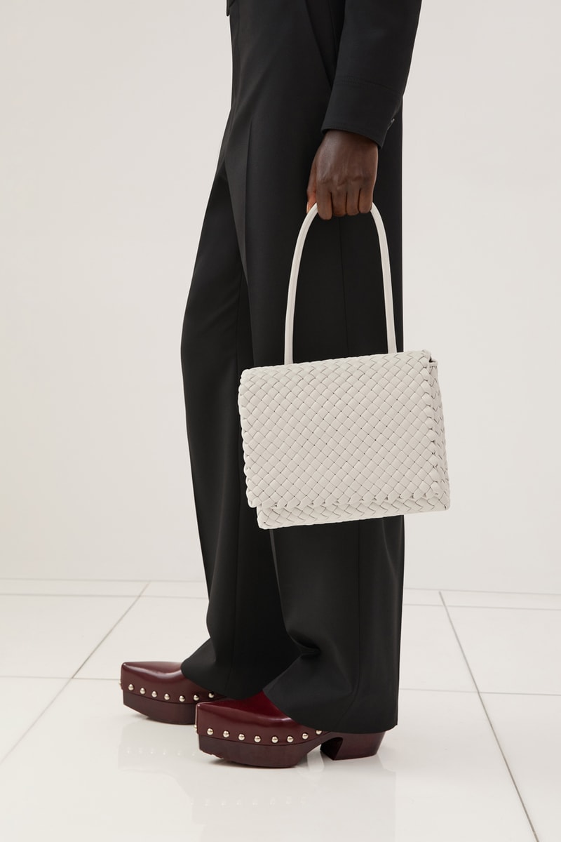ボッテガ・ヴェネタ 2023年プレスプリングコレクションBottega Veneta Pre-Spring 2023 Collection Lookbook Matthieu Blazy Emma Balfour Intreccio Leather Weave Trompe-l'œil Release Info