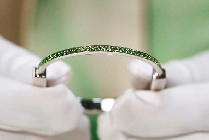 ティファニーからダニエルアーシャム制作の彫刻とバングルをリリース Daniel Arsham x Tiffany & Co. Lock Collection Limited Edition Bangle Sculpture Eroded Bronze Design Padlock $59000 USD