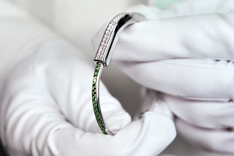 ティファニーからダニエルアーシャム制作の彫刻とバングルをリリース Daniel Arsham x Tiffany & Co. Lock Collection Limited Edition Bangle Sculpture Eroded Bronze Design Padlock $59000 USD