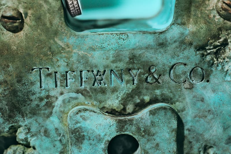 ティファニーからダニエルアーシャム制作の彫刻とバングルをリリース Daniel Arsham x Tiffany & Co. Lock Collection Limited Edition Bangle Sculpture Eroded Bronze Design Padlock $59000 USD