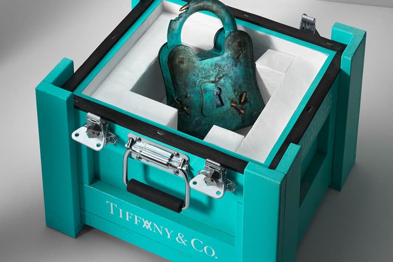 ティファニーからダニエルアーシャム制作の彫刻とバングルをリリース Daniel Arsham x Tiffany & Co. Lock Collection Limited Edition Bangle Sculpture Eroded Bronze Design Padlock $59000 USD