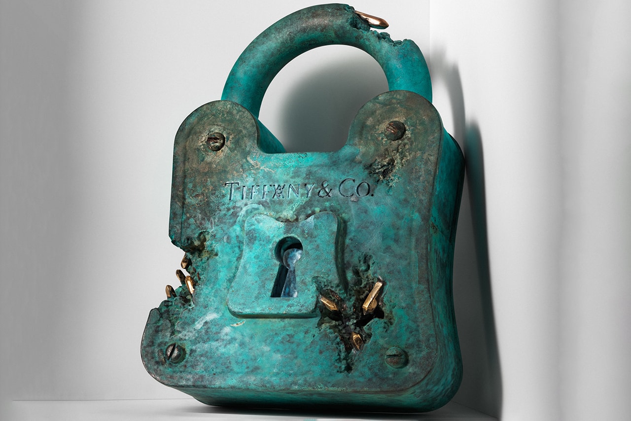 ティファニーからダニエルアーシャム制作の彫刻とバングルをリリース Daniel Arsham x Tiffany & Co. Lock Collection Limited Edition Bangle Sculpture Eroded Bronze Design Padlock $59000 USD