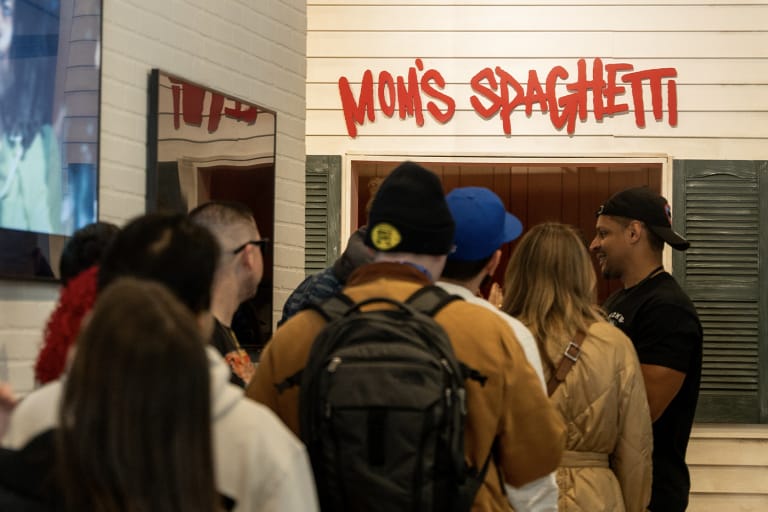 Eminem のコンセプトレストラン Mom's Spaghetti が NY でポップアップを開催中