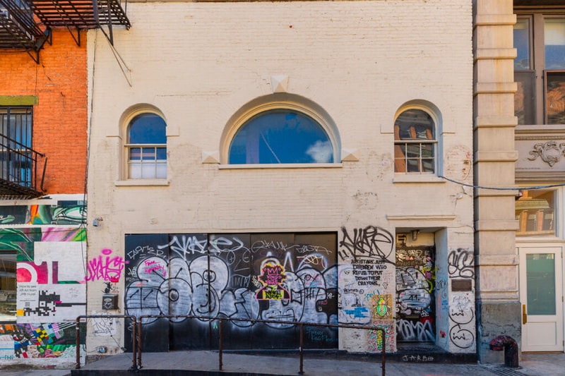 ジャン=ミシェル・バスキアが最後に住んだアパートが賃貸で借りれる？　You Can Now Rent Jean-Michel Basquiat's Final New York Apartment for $60,000 USD a Month 57 great jones st bowery east village washington square park artist andy warhol