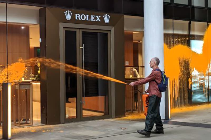 石油反対派が英ロンドンの Rolexでペンキ入り消火器をぶちまける　just stop oil Rolex Store Spray paint orange fire extinguisher halt oil gas license free louis energy activist girl with pearl earring crisis news info