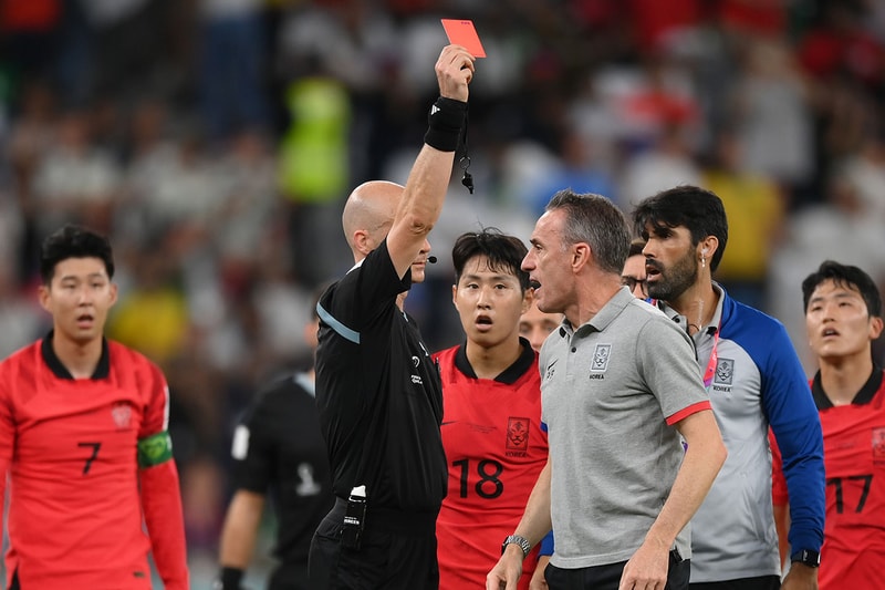 ガーナと戦いで韓国代表パウロベント監督に主審がまさかのレッドカード Unlikely red card by referee for South Korean coach Paulo Bento in fight with Ghana.