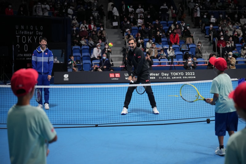 現役引退したロジャー・フェデラーが来日しユニクロのイベントでテニスを披露  Retired Roger Federer visits Japan to play tennis at UNIQLO event.