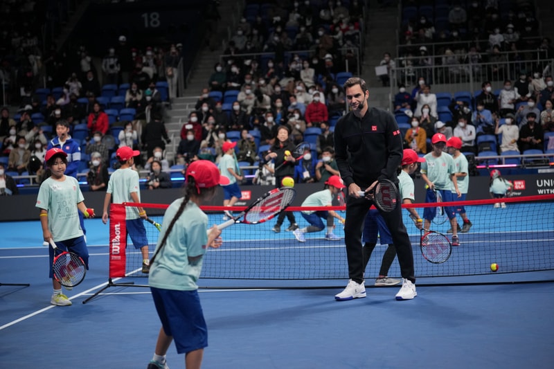 現役引退したロジャー・フェデラーが来日しユニクロのイベントでテニスを披露  Retired Roger Federer visits Japan to play tennis at UNIQLO event.