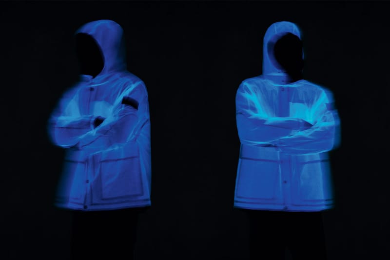 Stone Island から暗闇で発光するフーデッドジャケットが登場