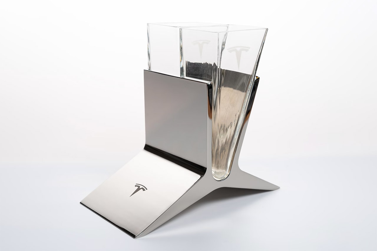 テスラがオリジナルのテキーラ・ショットグラスを限定販売中 Elon Musk tesla sipping glasses metal stand angular contour
