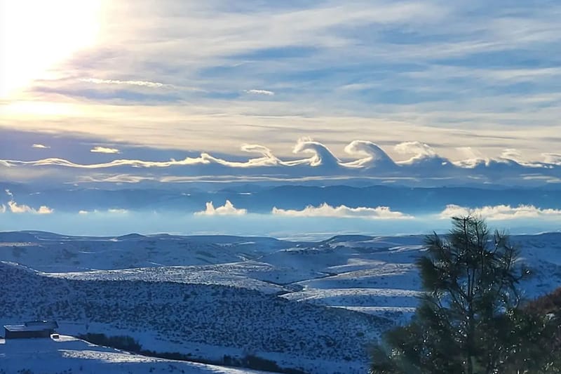 米ワイオミング州で押し寄せる波のような不思議な形の雲が目撃される