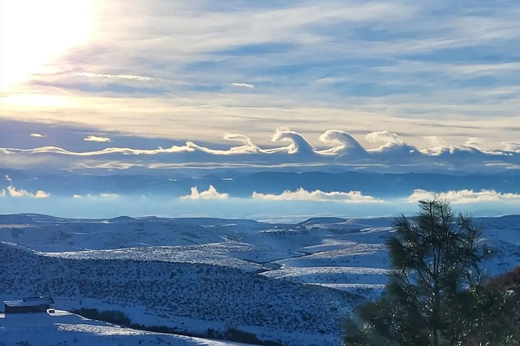 米ワイオミング州で押し寄せる波のような不思議な形の雲が目撃される