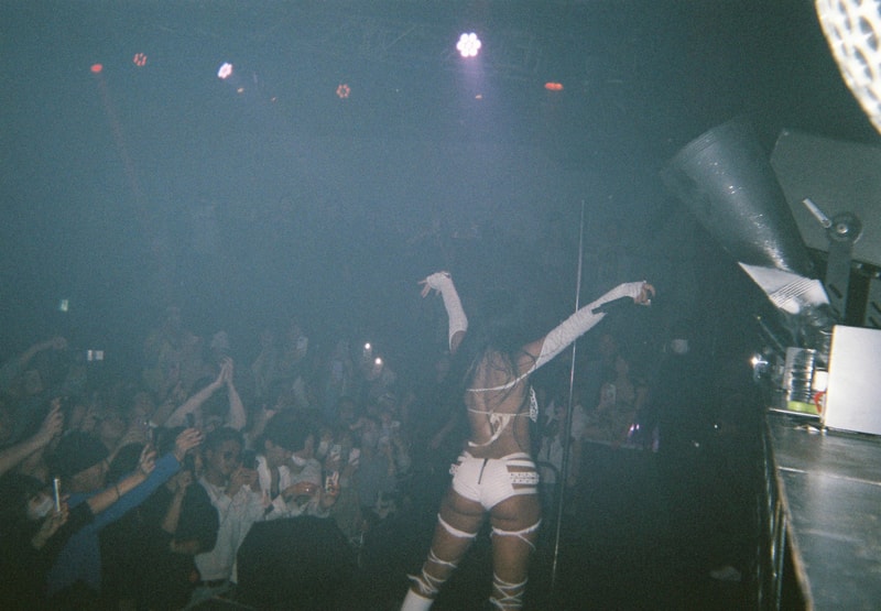 Back To Film : エーウィッチとルビーローズによる2マンライブの舞台裏 back to film awich rubi rose