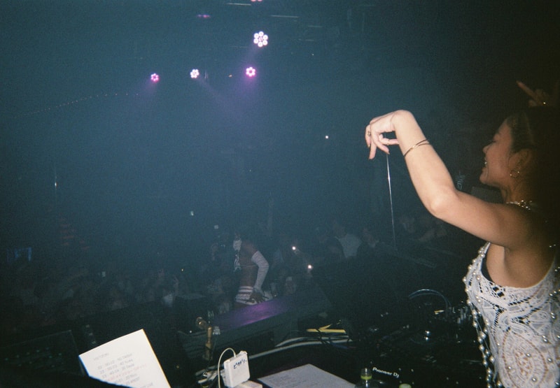Back To Film : エーウィッチとルビーローズによる2マンライブの舞台裏 back to film awich rubi rose
