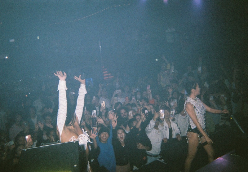 Back To Film : エーウィッチとルビーローズによる2マンライブの舞台裏 back to film awich rubi rose