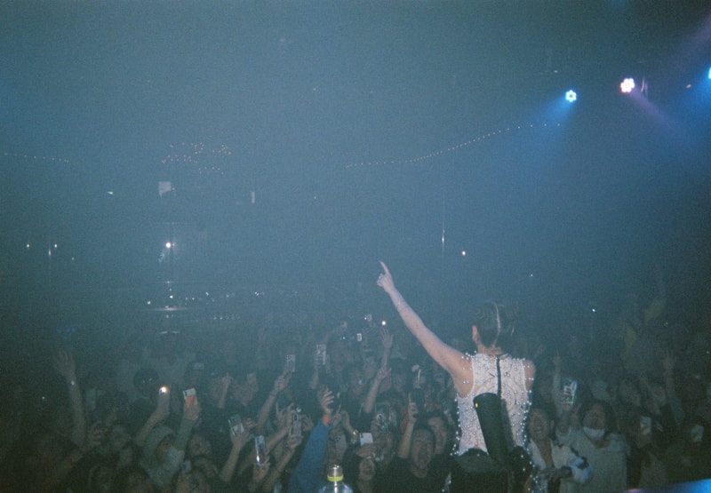 Back To Film : エーウィッチとルビーローズによる2マンライブの舞台裏 back to film awich rubi rose