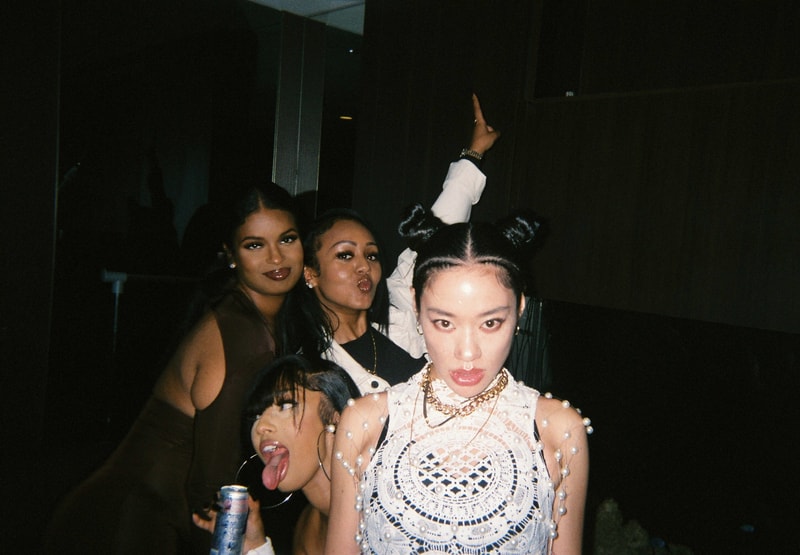 Back To Film : エーウィッチとルビーローズによる2マンライブの舞台裏 back to film awich rubi rose