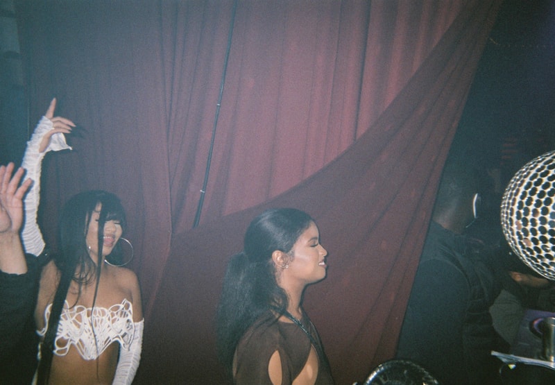 Back To Film : エーウィッチとルビーローズによる2マンライブの舞台裏 back to film awich rubi rose