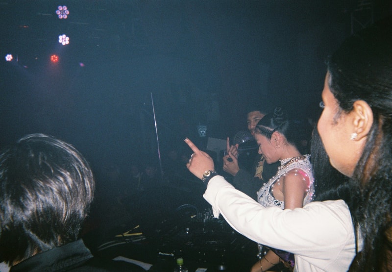 Back To Film : エーウィッチとルビーローズによる2マンライブの舞台裏 back to film awich rubi rose