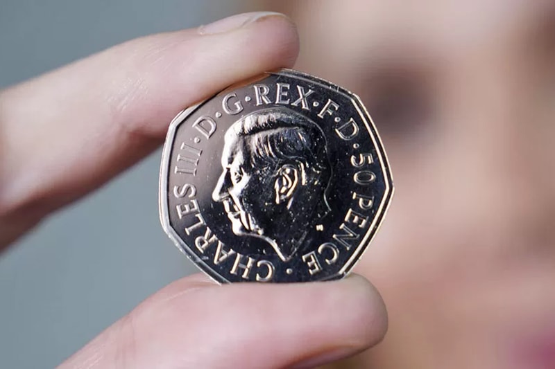 英国のイングランド銀行がチャールズ3世国王の紙幣とコインを初公開 
