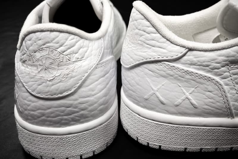 カウズ x ジョーダンブランドによる幻のコラボ エアジョーダン 1 ローをチェック Kaws x Jordan Brand 1 Low Sample Closer Look English Sole sneakers footwear kicks artwork AJ1