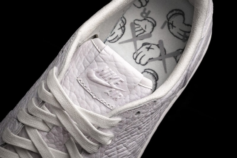 カウズ x ジョーダンブランドによる幻のコラボ エアジョーダン 1 ローをチェック Kaws x Jordan Brand 1 Low Sample Closer Look English Sole sneakers footwear kicks artwork AJ1 