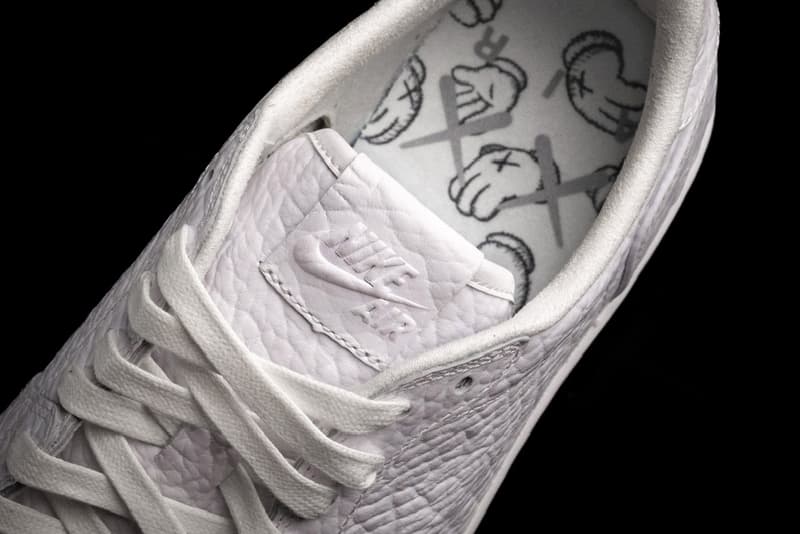カウズ x ジョーダンブランドによる幻のコラボ エアジョーダン 1 ローをチェック Kaws x Jordan Brand 1 Low Sample Closer Look English Sole sneakers footwear kicks artwork AJ1