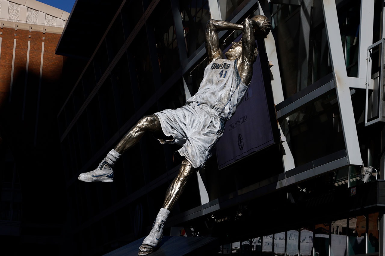 NBA マーベリックスがダーク・ノビツキーの片足フェイダウェイを象った銅像をお披露目