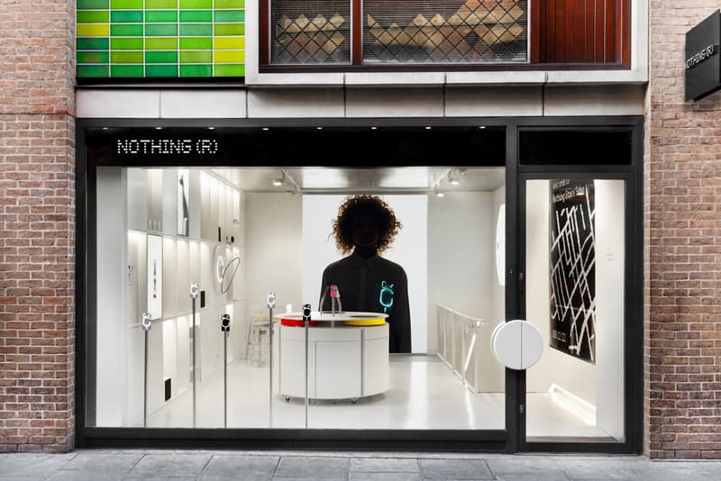 ロンドンに気鋭のテック企業ナッシングのフラッグシップ・ストアが登場 Nothing Flagship Store Soho London Technology Smartphone Ear Stick Phone (1) Apple iPhone Steve Jobs Macbook