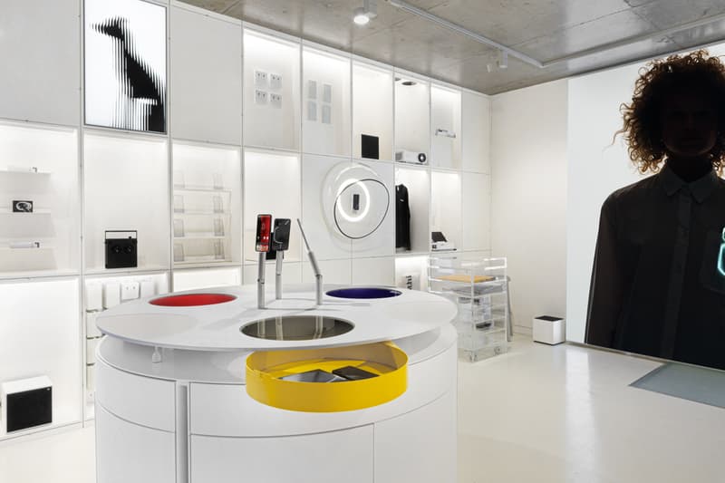 ロンドンに気鋭のテック企業ナッシングのフラッグシップ・ストアが登場 Nothing Flagship Store Soho London Technology Smartphone Ear Stick Phone (1) Apple iPhone Steve Jobs Macbook