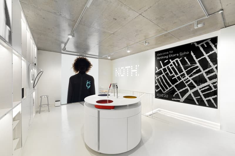 ロンドンに気鋭のテック企業ナッシングのフラッグシップ・ストアが登場 Nothing Flagship Store Soho London Technology Smartphone Ear Stick Phone (1) Apple iPhone Steve Jobs Macbook