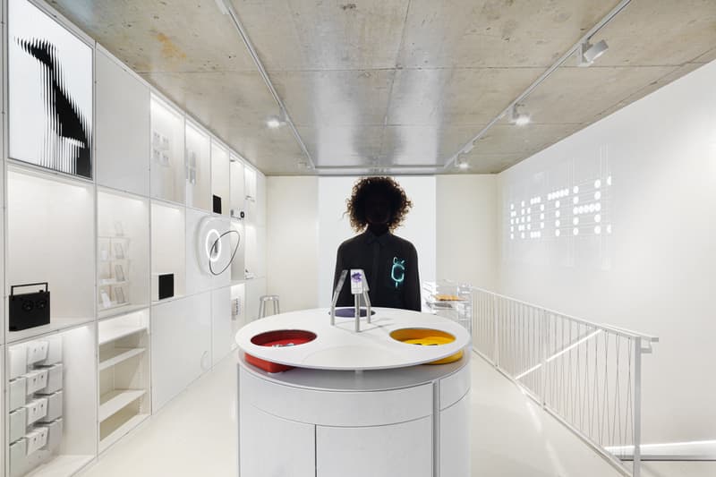 ロンドンに気鋭のテック企業ナッシングのフラッグシップ・ストアが登場 Nothing Flagship Store Soho London Technology Smartphone Ear Stick Phone (1) Apple iPhone Steve Jobs Macbook