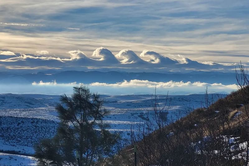 米ワイオミング州で押し寄せる波のような不思議な形の雲が目撃される Mysterious clouds shaped like crashing waves spotted in Wyoming, USA.