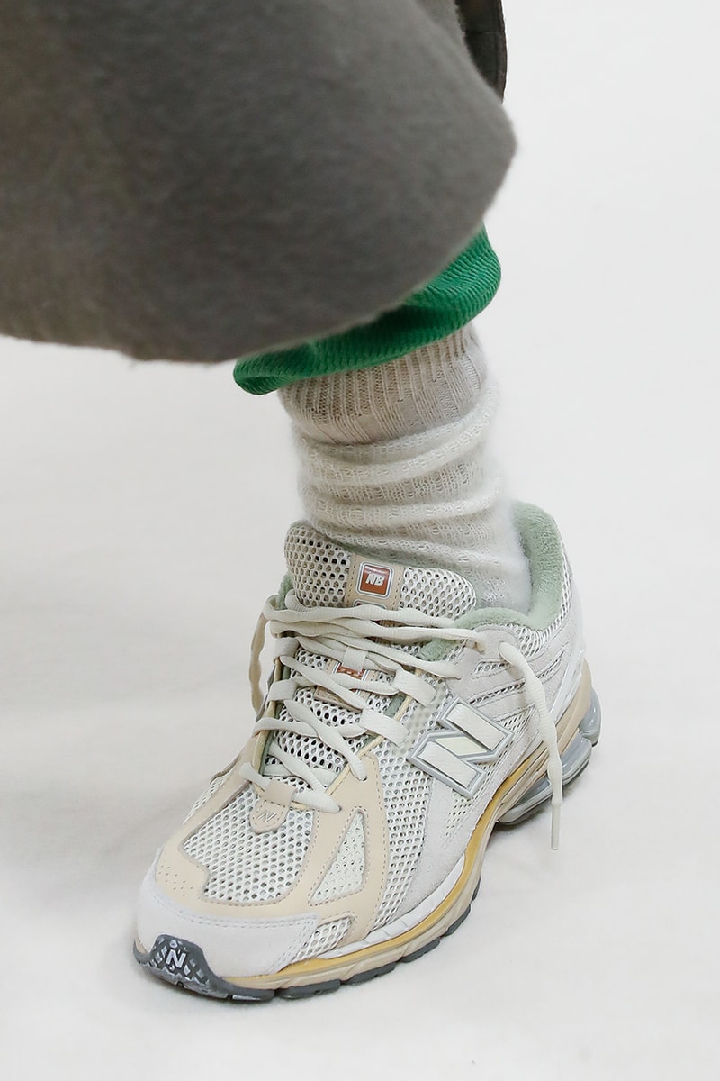 オーラリー x ニューバランスによる2023年秋冬シーズンの新作コラボモデル 1906Rをチェック AURALEE x New Balance 1906R Collaboration Paris Fashion Week 2023 Fall Winter Runway Details