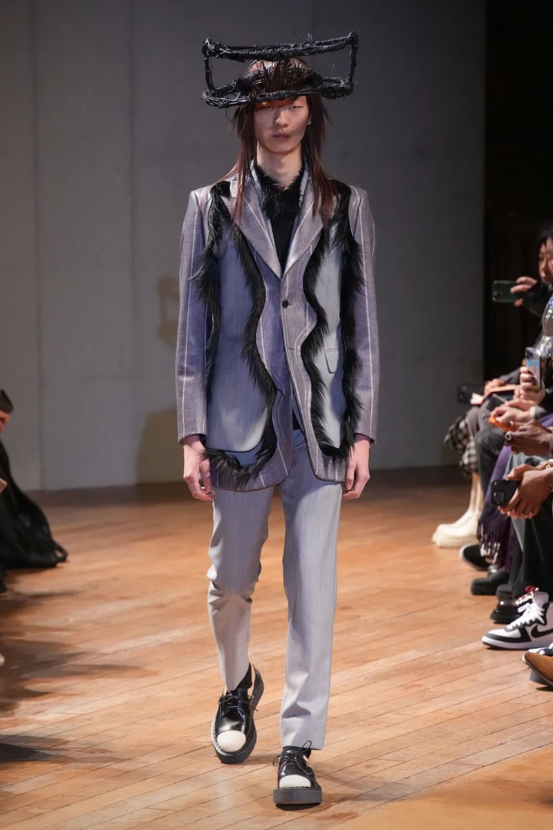 コム デ ギャルソン・オム プリュス 2023年秋冬コレクション COMME des GARÇONS HOMME PLUS FW23 Relies on Deconstruction and Reconstruction Unconventional cuts turn formalwear avant-garde.