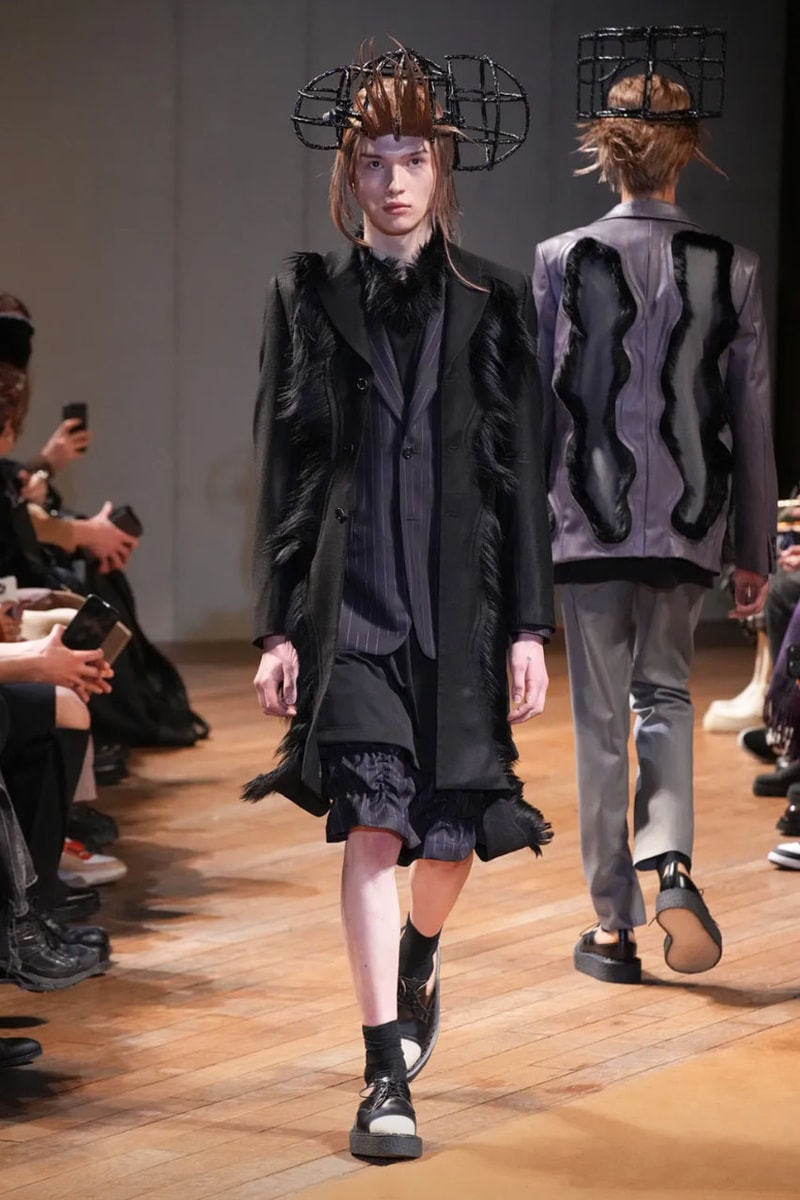 コム デ ギャルソン・オム プリュス 2023年秋冬コレクション COMME des GARÇONS HOMME PLUS FW23 Relies on Deconstruction and Reconstruction Unconventional cuts turn formalwear avant-garde.