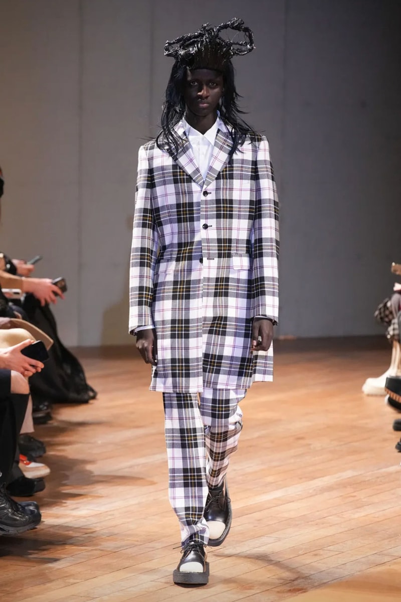 コム デ ギャルソン・オム プリュス 2023年秋冬コレクション COMME des GARÇONS HOMME PLUS FW23 Relies on Deconstruction and Reconstruction Unconventional cuts turn formalwear avant-garde.
